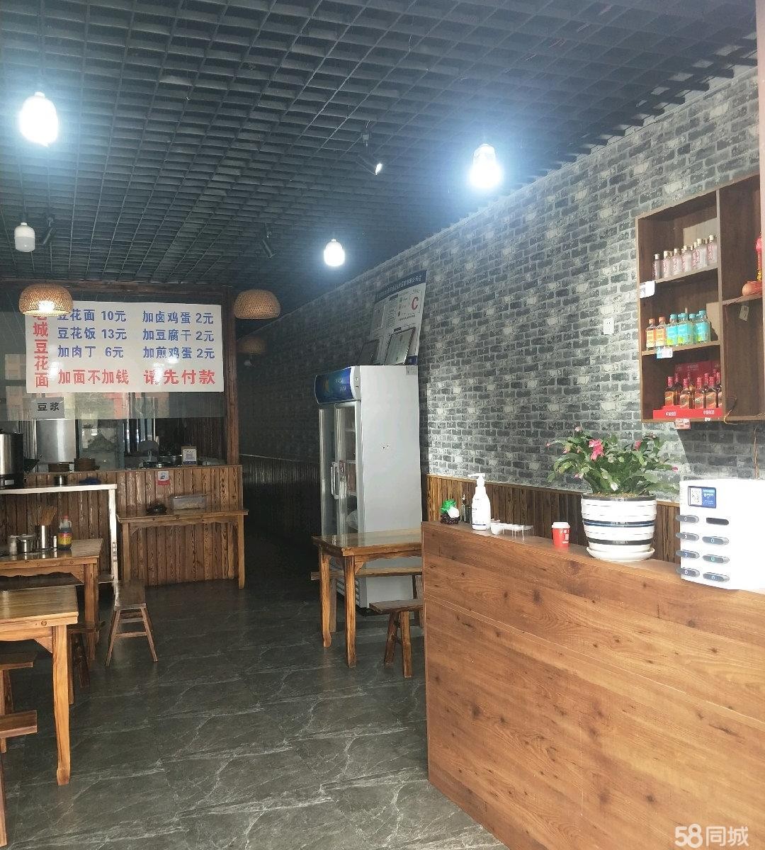 (转让)美食街临街门面，停车方便，环境干净卫生